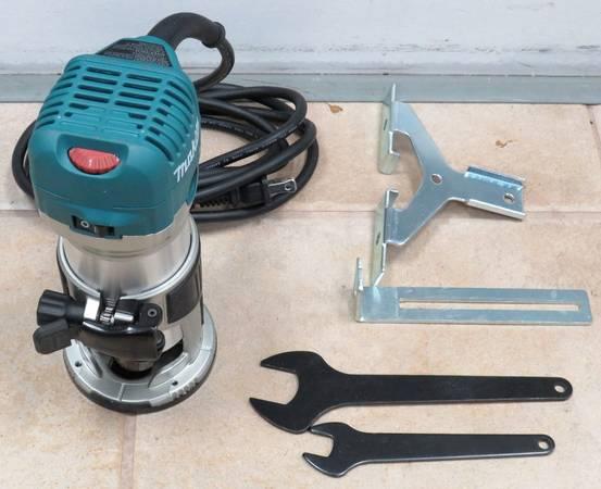Makita RT0701C Variable Speed Corded Router.jpg