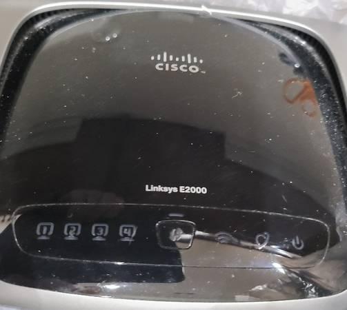 Cisco Linksys E2000 4-Port Wireless Dual-Band Internet Router.jpg