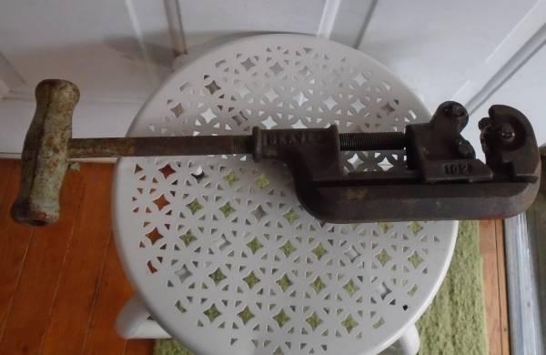 Antique 1934 Cast Iron BEAVER Pipe Cutter Tool USA Patent No. 1968857.jpg