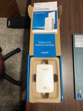 Linksys WI-FI Extender And Router.jpg